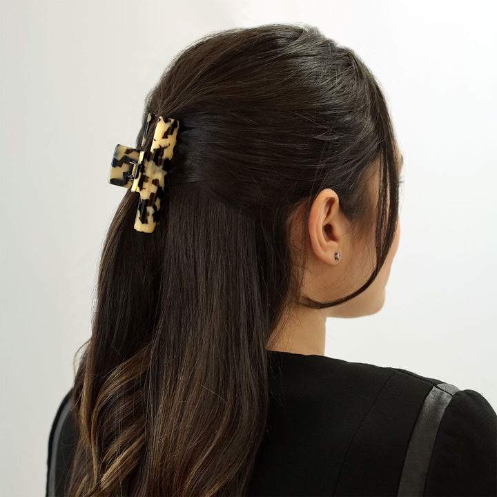 Halboffene Frisur mit mittelgroßer, zylindrischer Haarklammer Lausanne