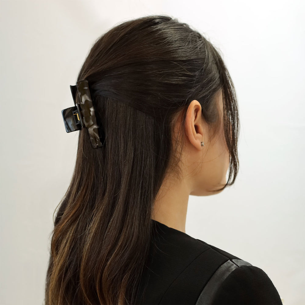 Halboffene Frisur mit mittelgroßer, zylindrischer Haarklammer Mailand