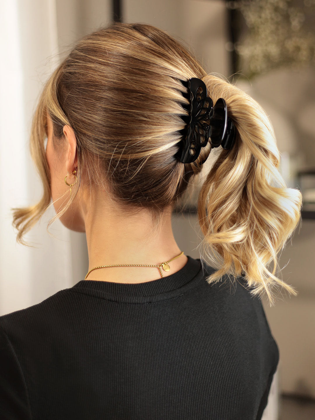 Frisur mit großer, schwarzer Haarklammer London mit Arabeske