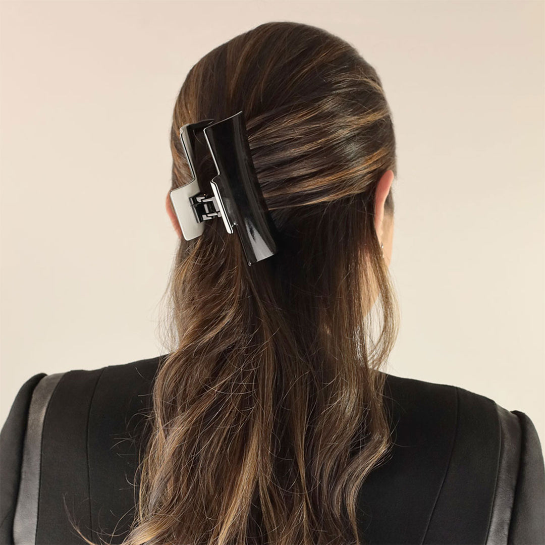 Elegante Haarklammer schwarz-weiß, rechteckig, aus nachhaltigem Rhodoïd – ideal für dickes Haar und stilvolle Frisuren.