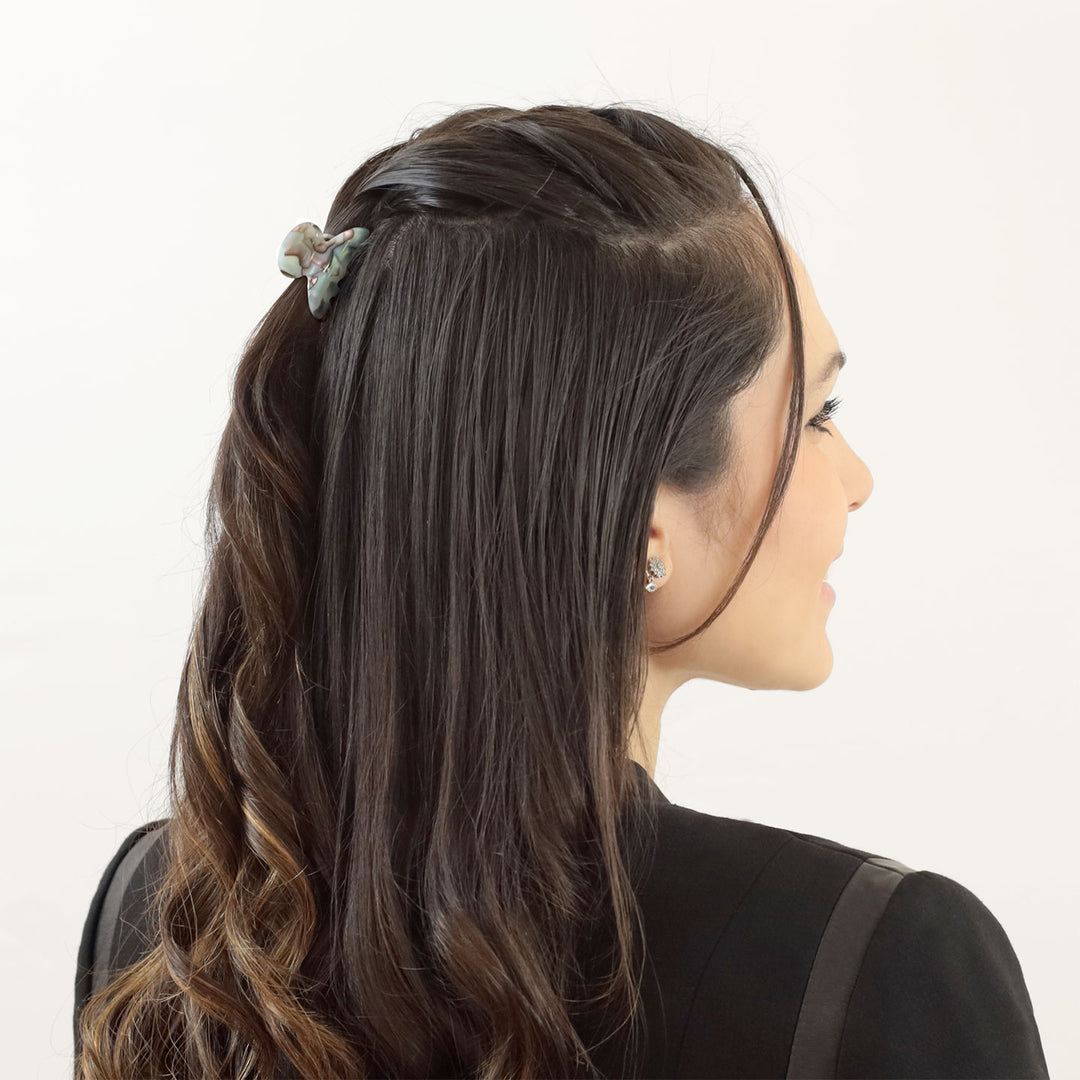 Halboffene Frisur mit kleiner Haarklammer Cancún