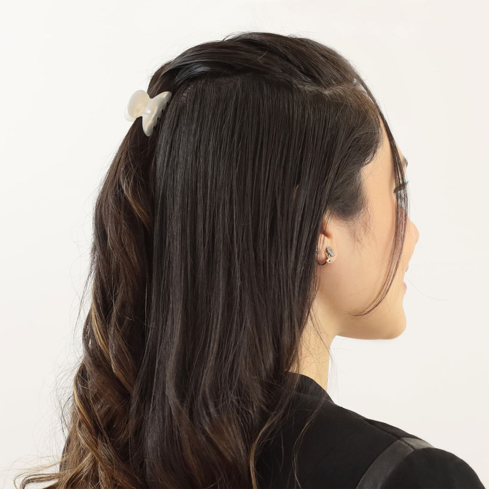 Halboffene Frisur mit kleiner Haarklammer Florenz