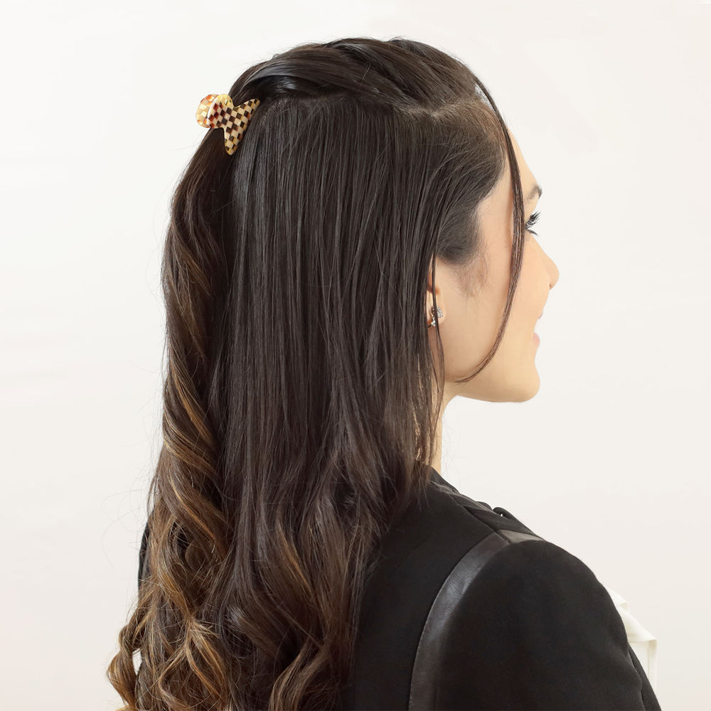 Halboffene Frisur mit kleiner Haarklammer Lissabon