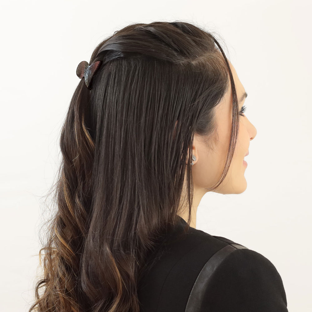 Halboffene Frisur mit kleiner Haarklammer Tokio