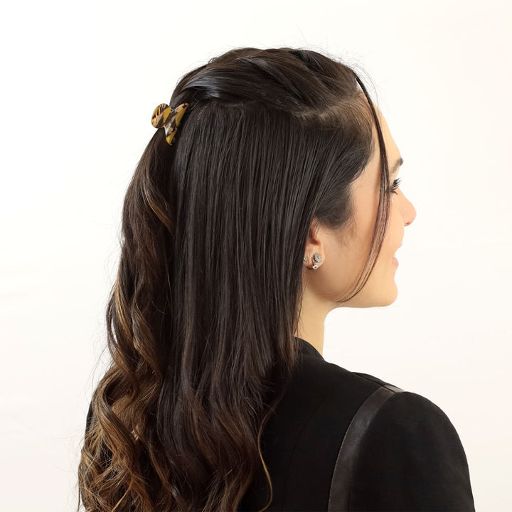 Halboffene Frisur mit kleiner Haarklammer Taipeh