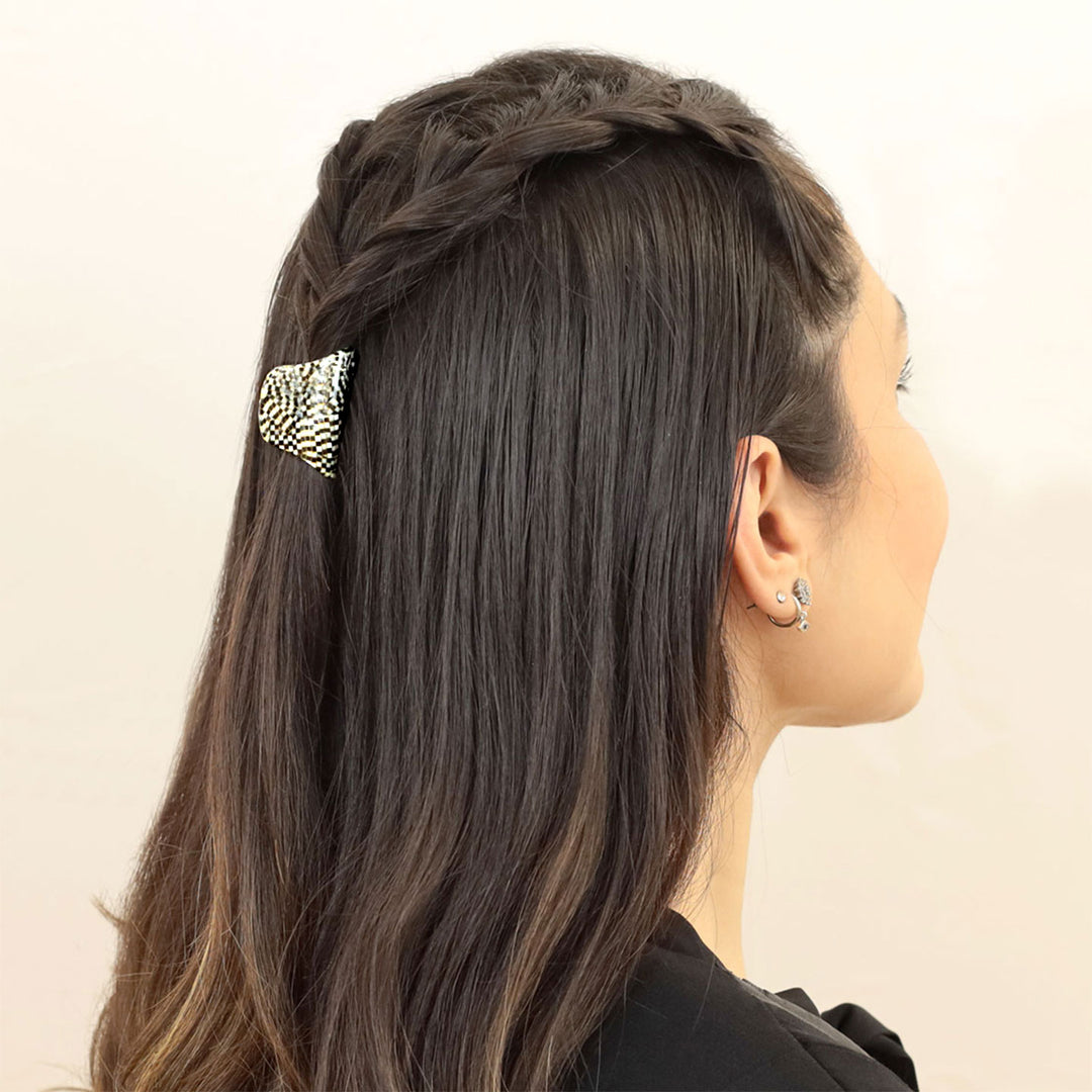 Halboffene Frisur mit kleiner, trapezförmiger Haarklammer Alicante