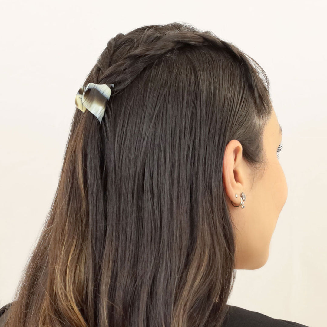 Halboffene Frisur mit kleiner, trapezförmiger Haarklammer Dublin