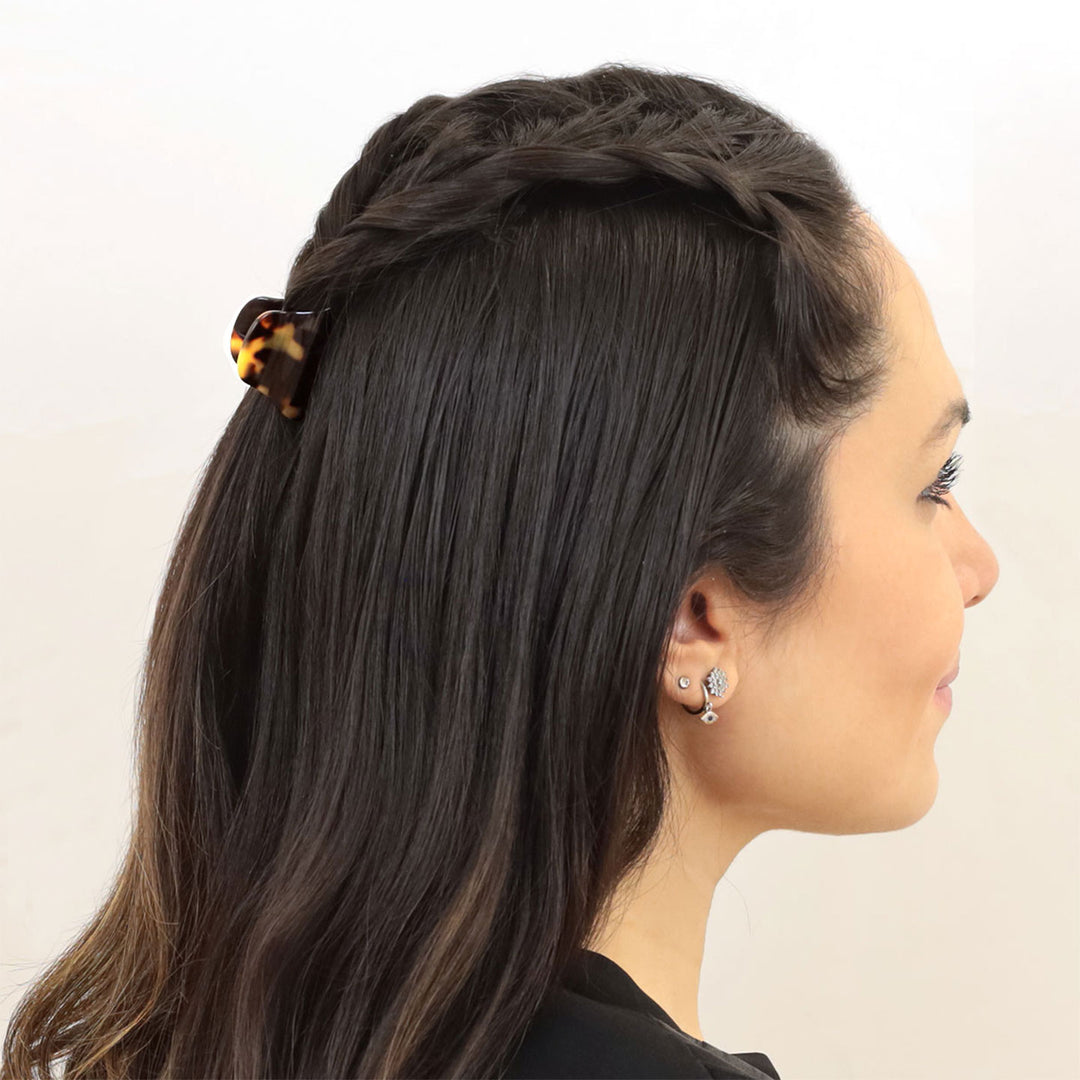 Halboffene Frisur mit kleiner, trapezförmiger Haarklammer Paris