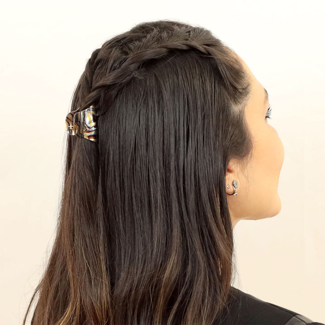 Halboffene Frisur mit kleiner, trapezförmiger Haarklammer St. Petersburg