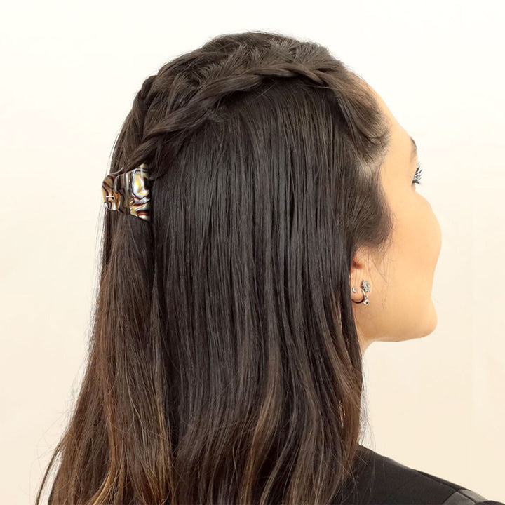 Halboffene Frisur mit kleiner, trapezförmiger Haarklammer St. Petersburg