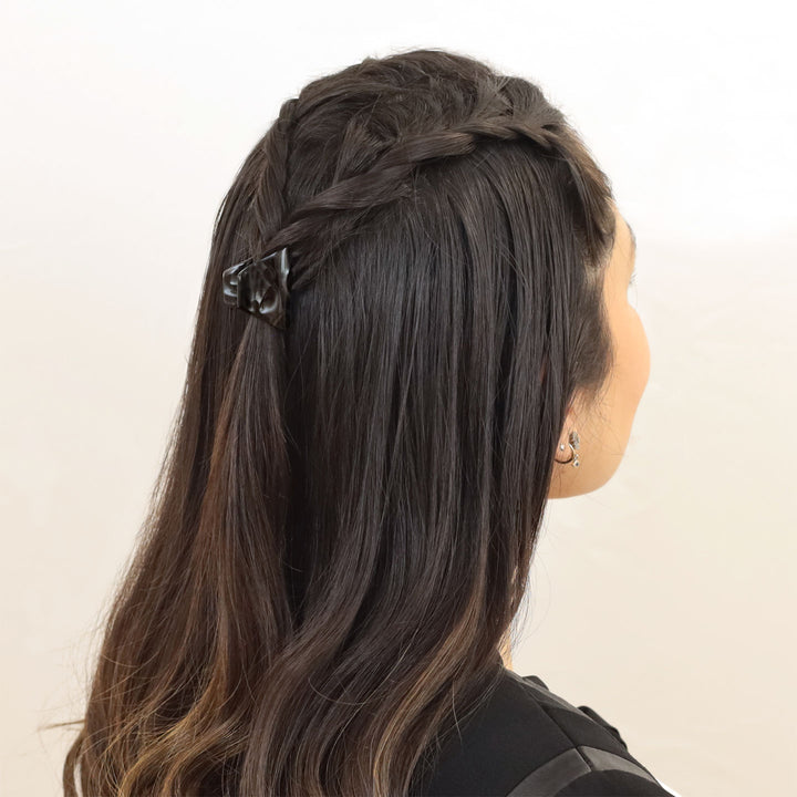 Halboffene Frisur mit kleiner, trapezförmiger Haarklammer Mailand