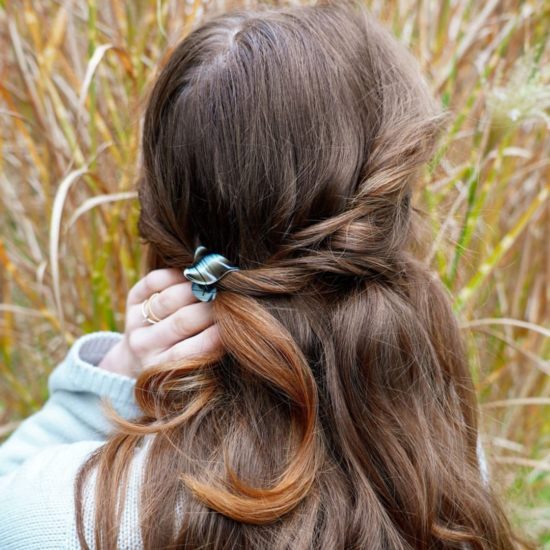 Halboffene Frisur mit kleiner, trapezförmiger Haarklammer Dublin