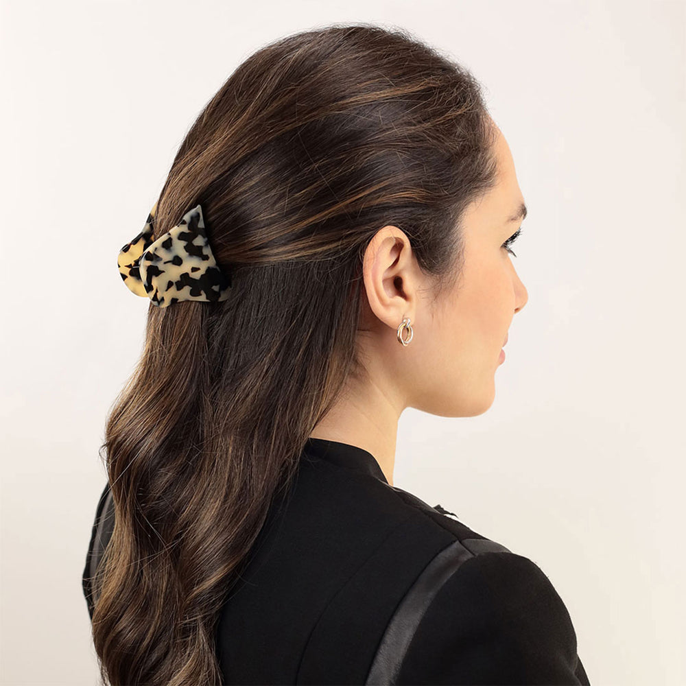Halboffene Frisur mit mittelgroßer, trapezförmiger Haarklammer Lausanne