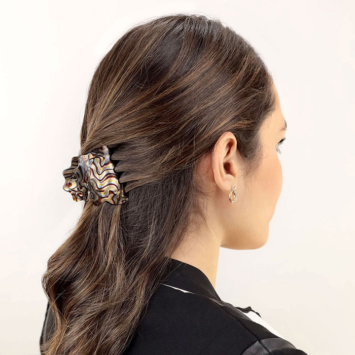 Halboffene Frisur mit mittelgroßer, kronenförmiger Haarklammer St. Petersburg