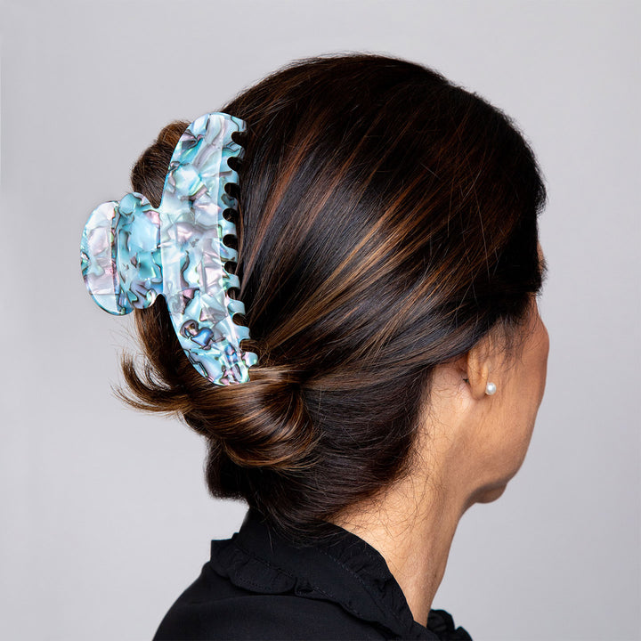 Hochsteckfrisur mit sehr großen Haarklammer Cancun für dickes Haar