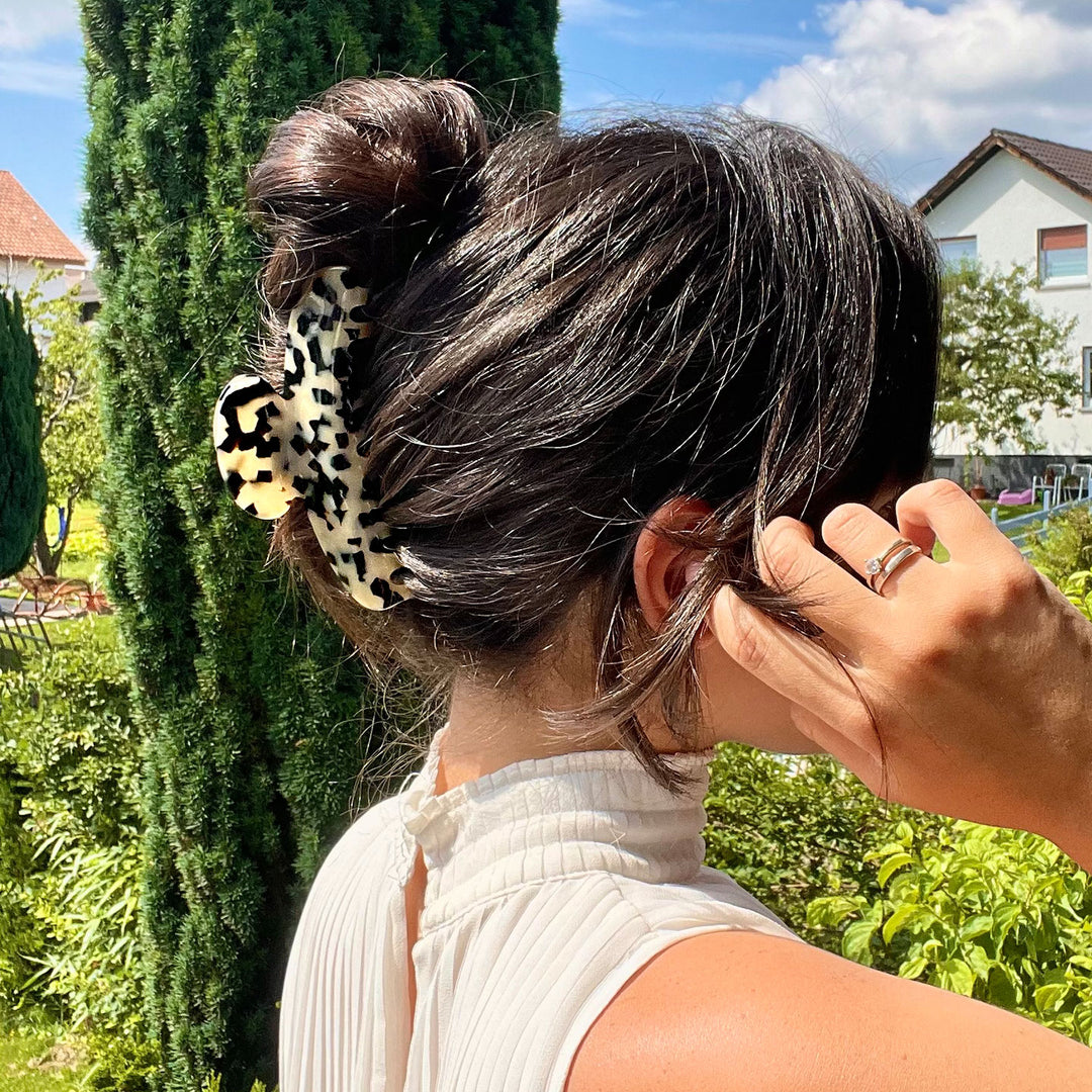 Hochsteckfrisur mit sehr großen Haarklammer Lausanne für dickes Haar