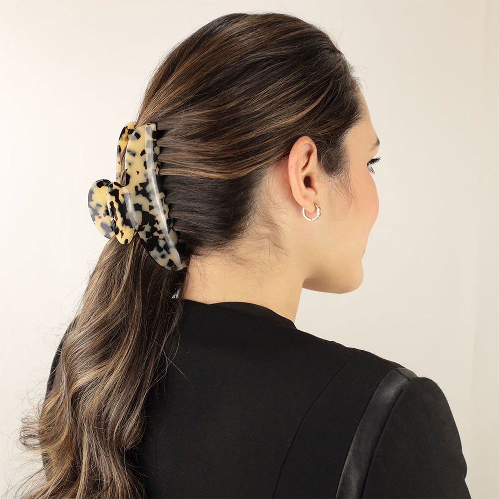 Frisur mit sehr großen Haarklammer Lausanne für dickes Haar