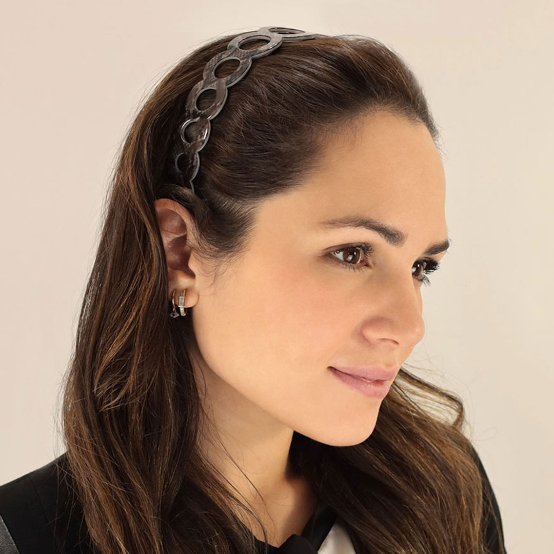 Frisur mit breiten, braunen Haarreif Erice mit Ringreihe