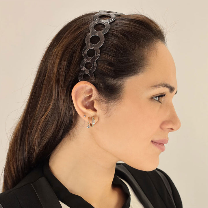 Frisur mit breiten, braunen Haarreif Erice mit Ringreihe