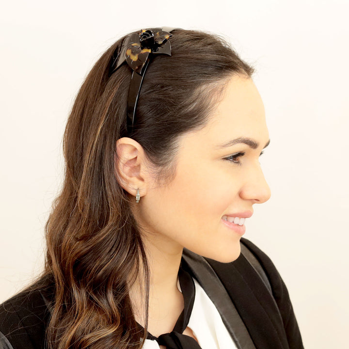 Frisur mit breiten, schwarzen, bernsteinfarbigen Haarreif Paris mit Blumendekoration