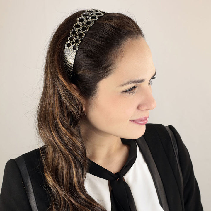 Model trägt den Haarreif Alicante im Haar, kombiniert mit einer eleganten Frisur. Der Haarreif mit doppelter Ringreihe und schimmernden Mosaikfarben setzt stilvolle Akzente und ergänzt den femininen Look perfekt.