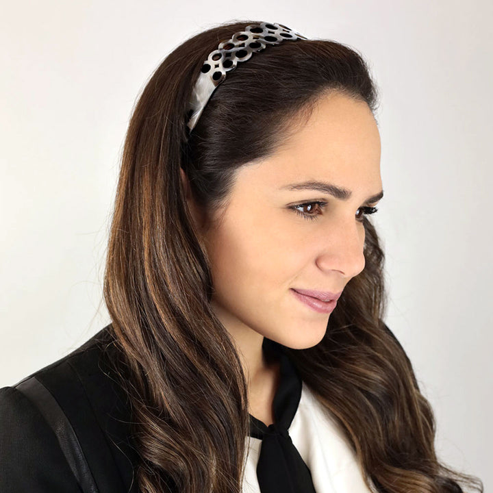 Frisur mit breiten, schwarz-silbernen Haareif Bologna mit doppelter Ringreihe