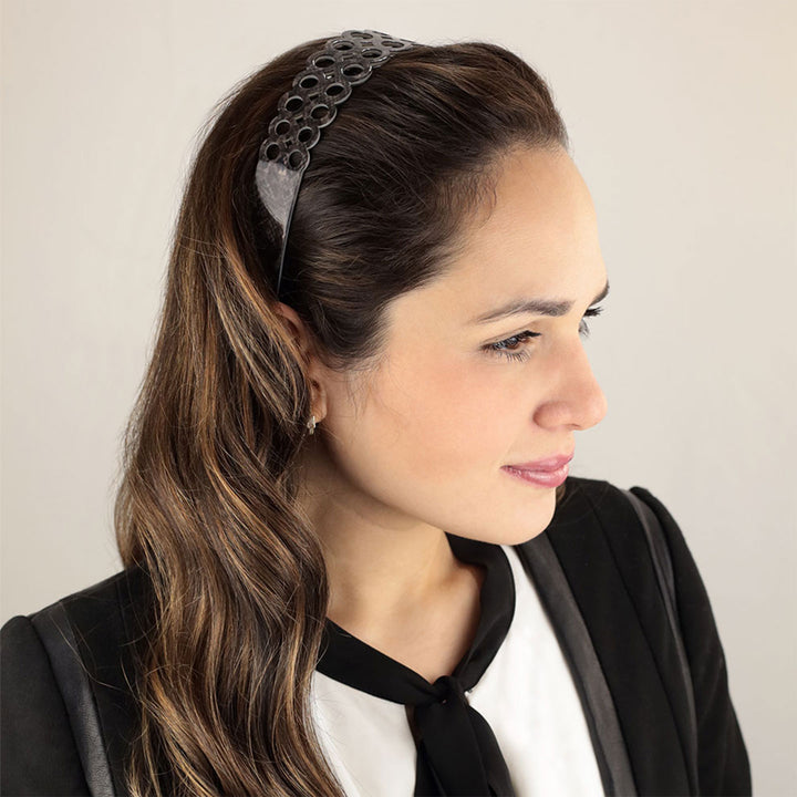 Frisur mit breiten, braunen Haarreif Erice mit doppelter Ringreihe