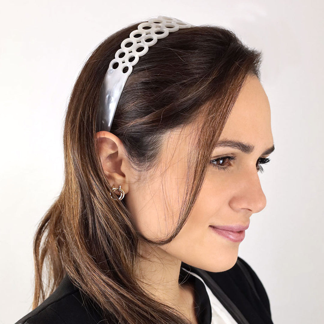 Frisur mit breiten, weißen Haarreif Florenz mit doppelter Ringreihe