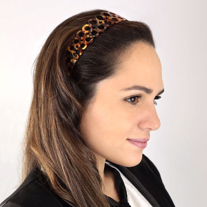 Frisur mit breiten, goldenen, bernsteinfarbenen Haarreif Granada mit doppelter Ringreihe