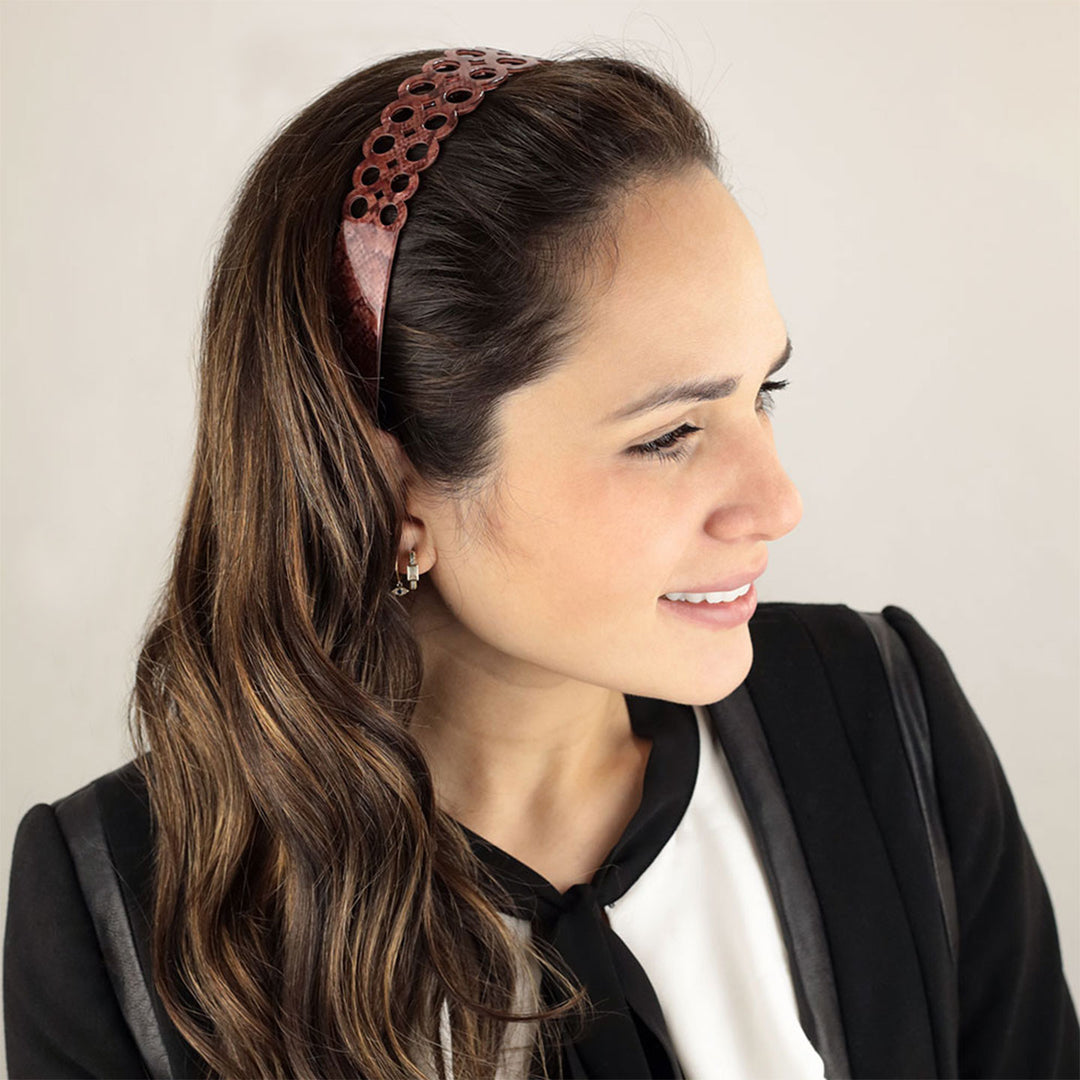 Frisur mit breiten, roten Haarreif Jaipur mit doppelter Ringreihe