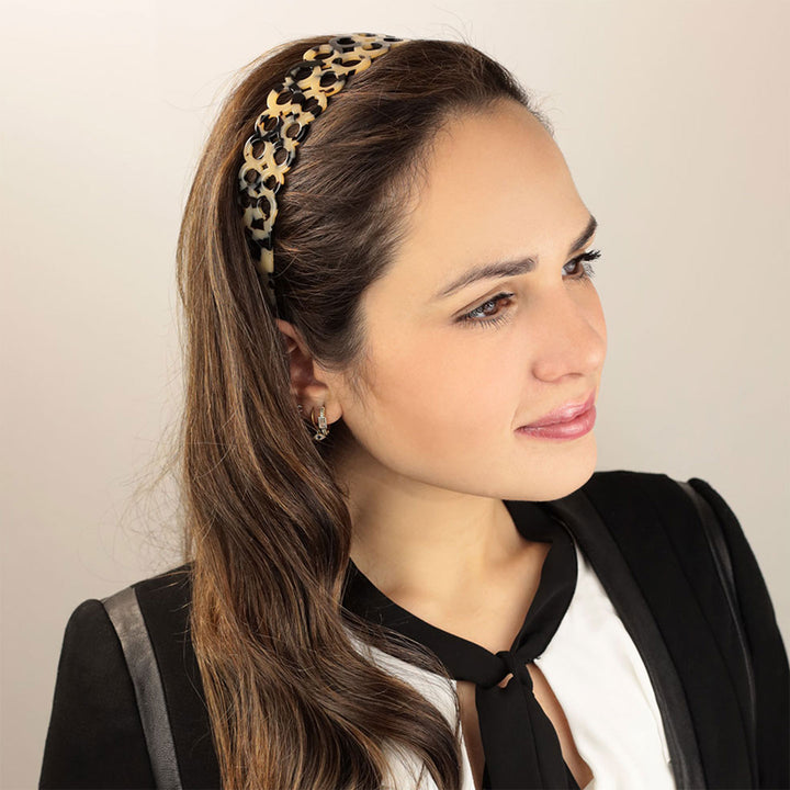 Frisur mit breiten, schwarz-beigen Haarrreif Lausanne mit doppelter Ringreihe