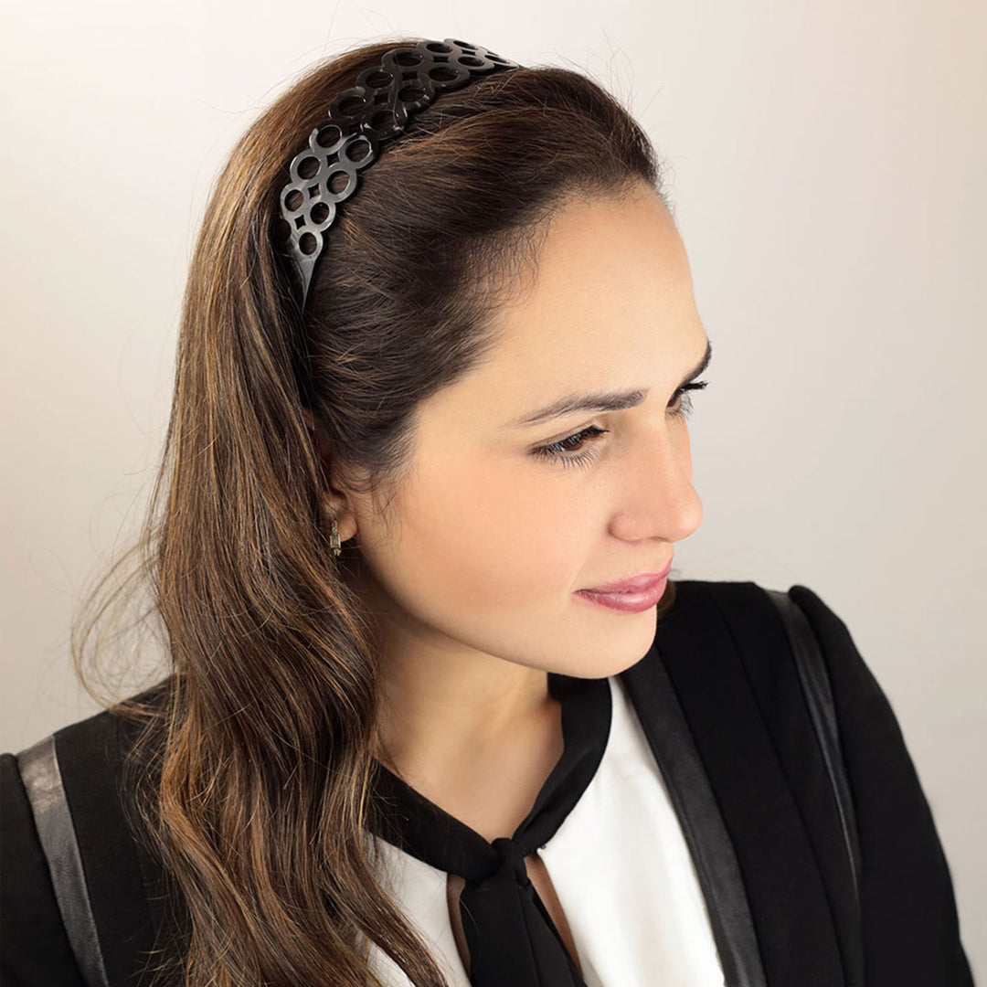 Frisur mit breiten, schwarzen Haarreif Mailand mit doppelter Ringreihe