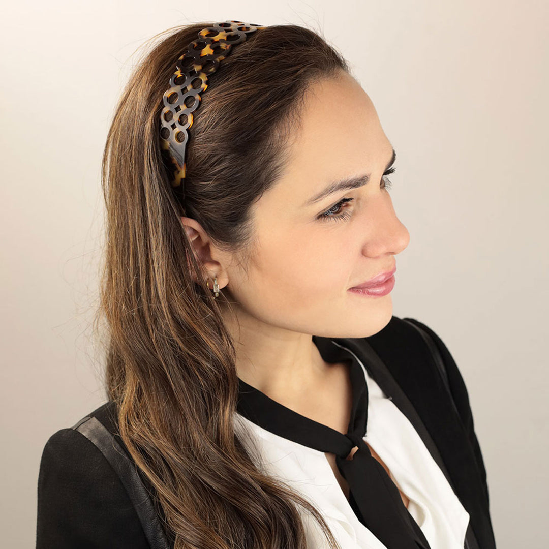 Frisur für breiten, schwarzen, bernsteinfarbigen Haarreif Paris mit doppelter Ringreihe