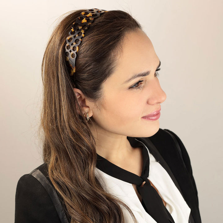 Frisur für breiten, schwarzen, bernsteinfarbigen Haarreif Paris mit doppelter Ringreihe