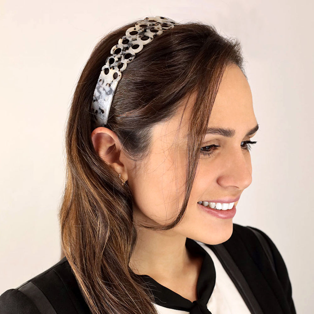 Frisur mit breiten, weiß-schwarzen Haarreif Reykjavik mit doppelter Ringreihe