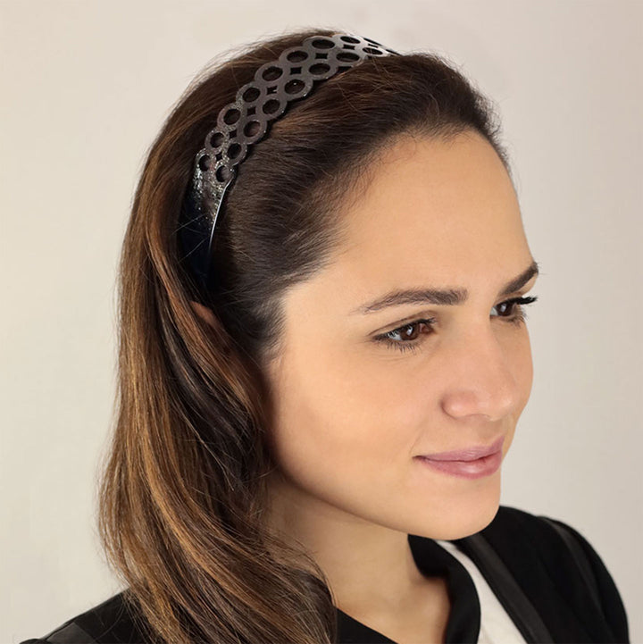 Frisur mit breiten, schwarz-lila Haarreif Tokio mit doppelter Ringreihe