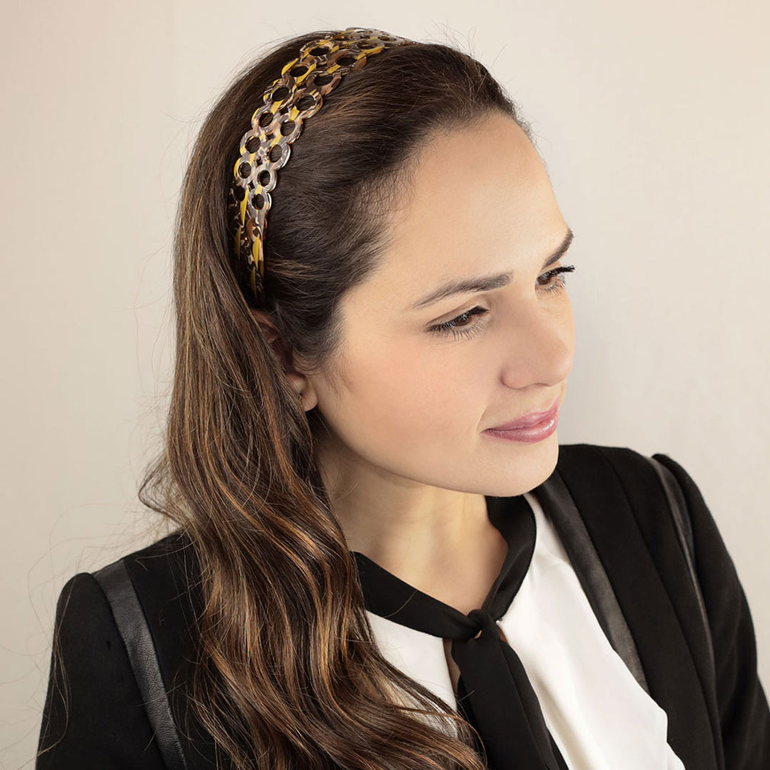 Frisur mit breiten, gelb-braunen Haarreif Taipeh mit doppelter Ringreihe