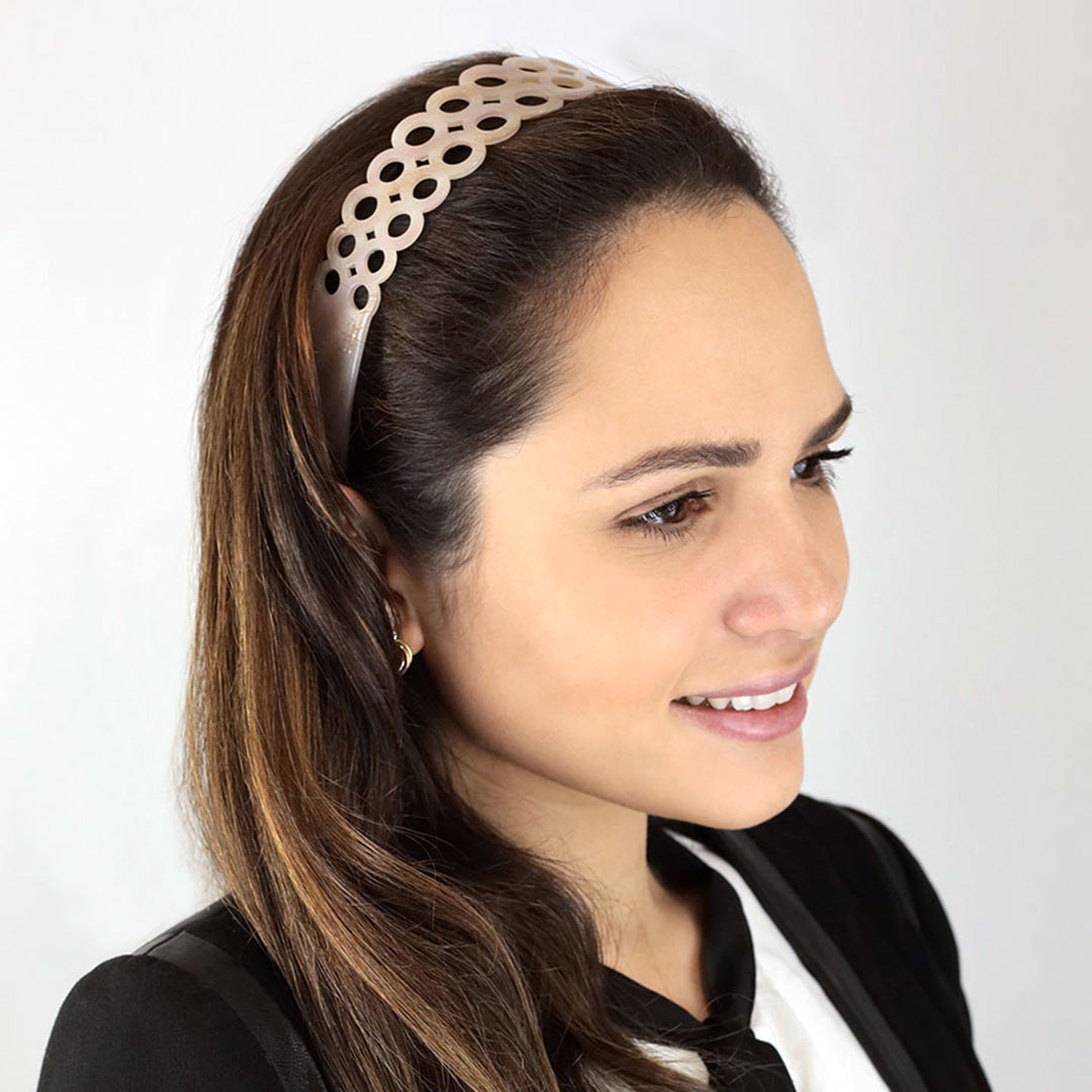 Frisur mit breiten, rosegoldenen Haarreif Verona mit doppelter Ringreihe