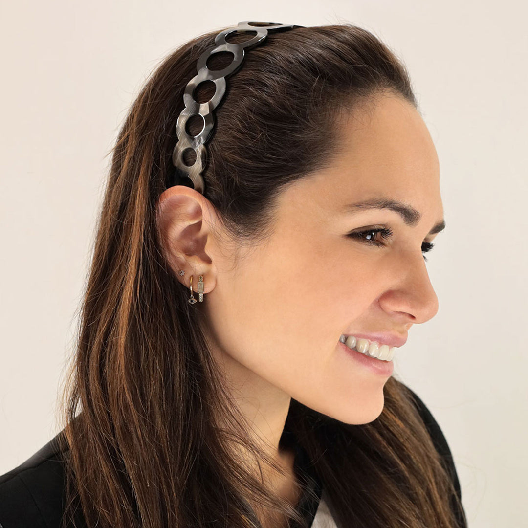 Frisur mit breiten, schwarz-silbernen Haarreif Bologna mit Ringreihe