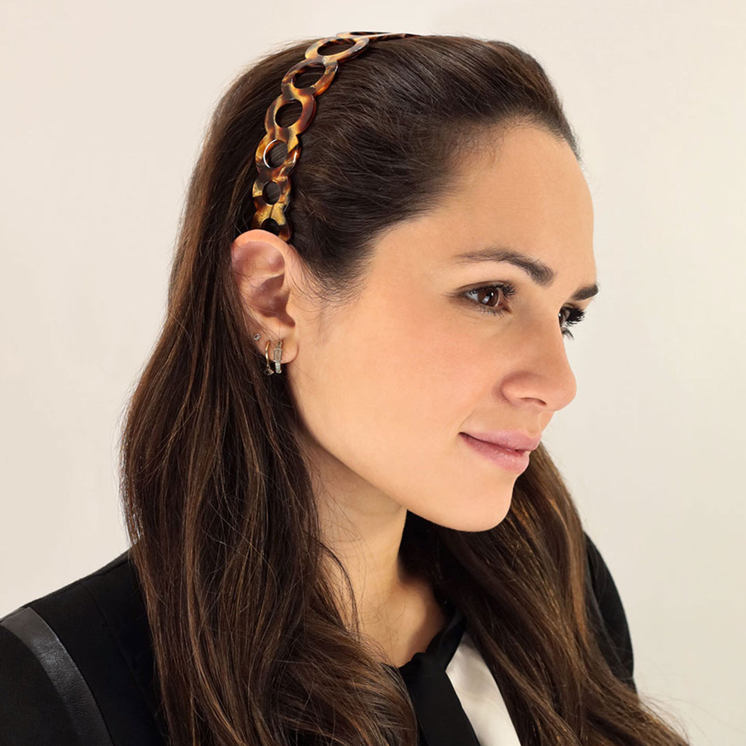 Frisur mit breiten, goldenen, bernsteinfarbenen Haarreif Granada mit Ringreihe
