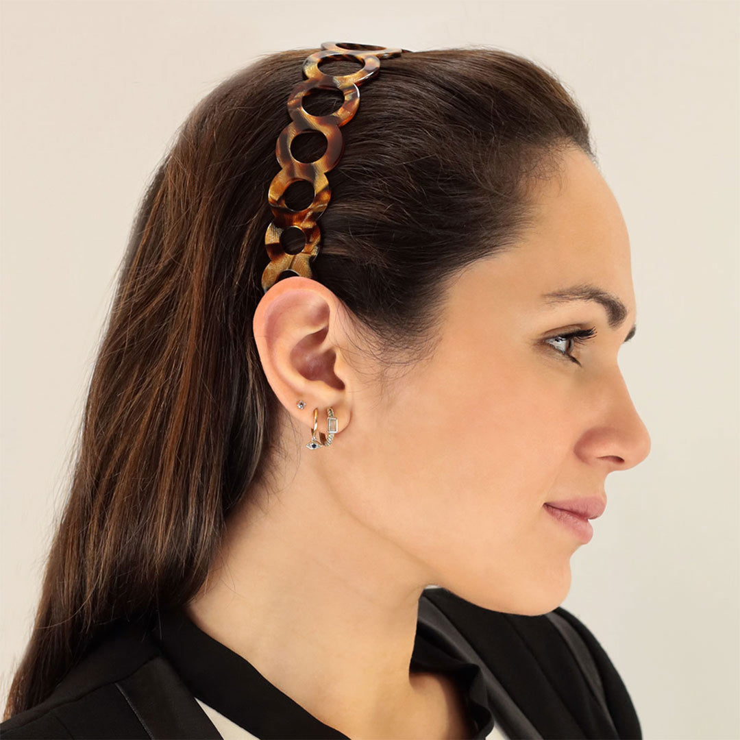 Frisur mit breiten, goldenen, bernsteinfarbenen Haarreif mit Ringreihe