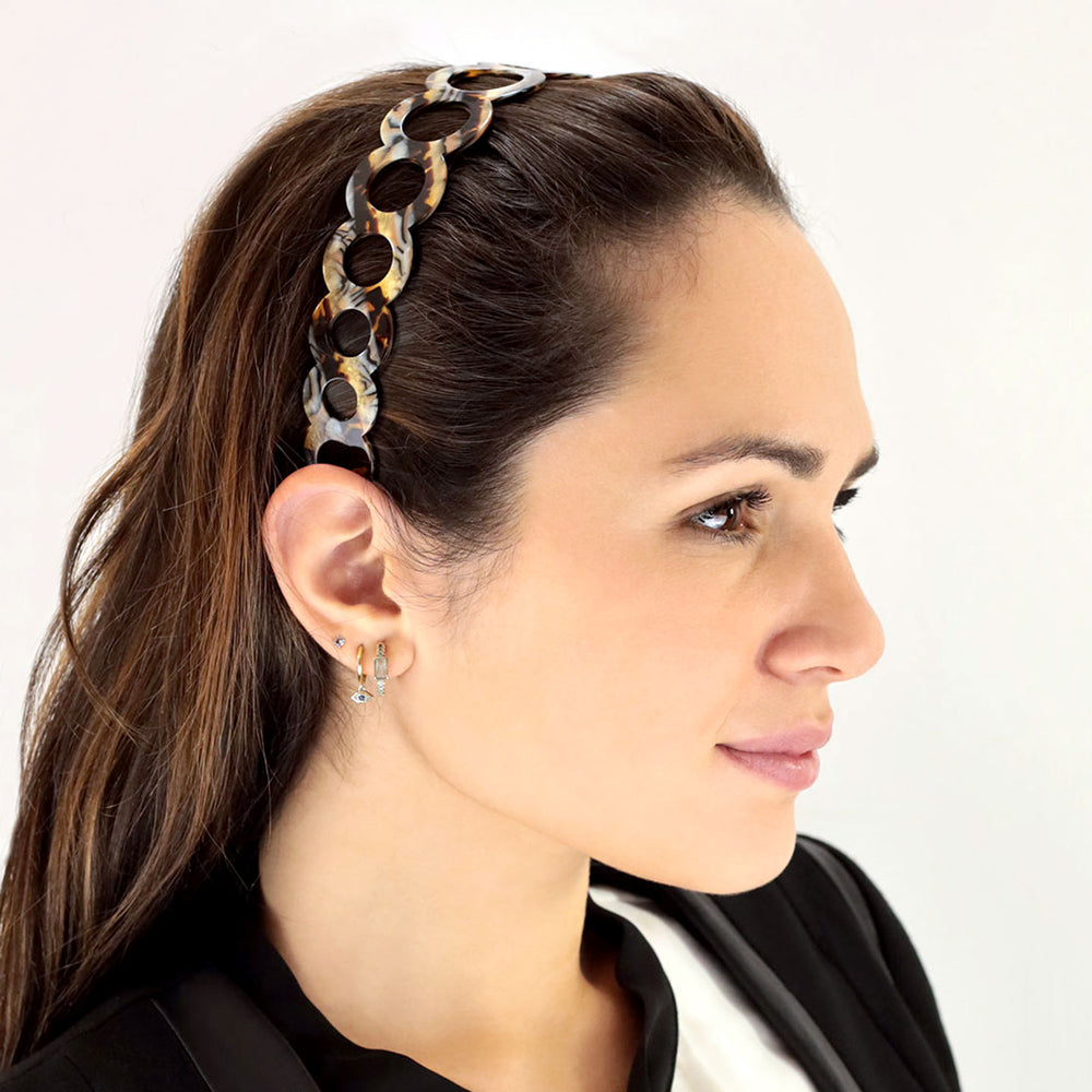 Frisur mit breiten, gold-silbernen Haarreif Kairo mit Ringreihe