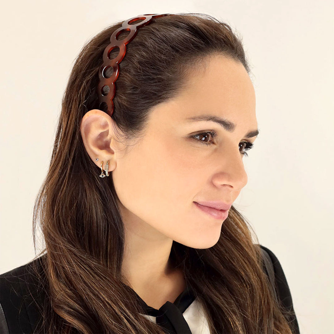 Frisur mit breiten, bernsteinfarbenen Haarreif Madrid mit Ringreihe