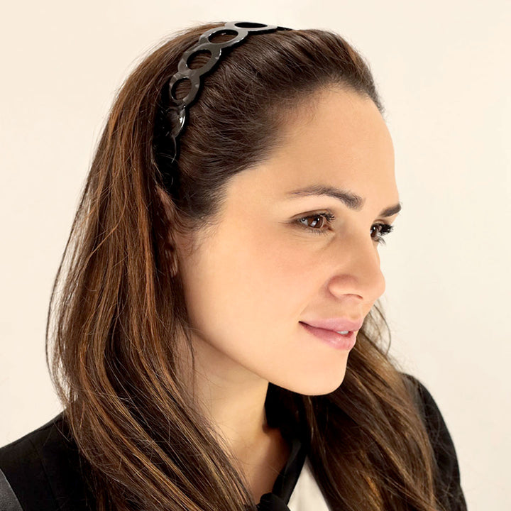 Frisur mit breiten, schwarzen Haarreif mit Ringreihe