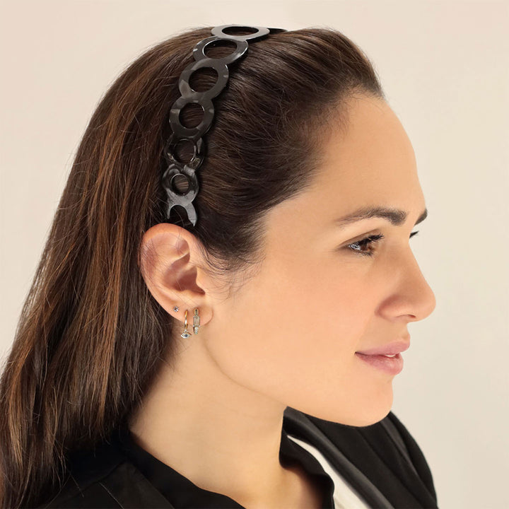 Frisur mit breiten, schwarzen Haarreif mit Ringreihe