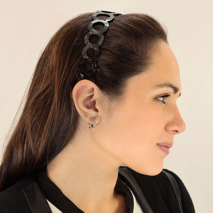 Frisur mit breiten, schwarzen Haarreif mit Ringreihe