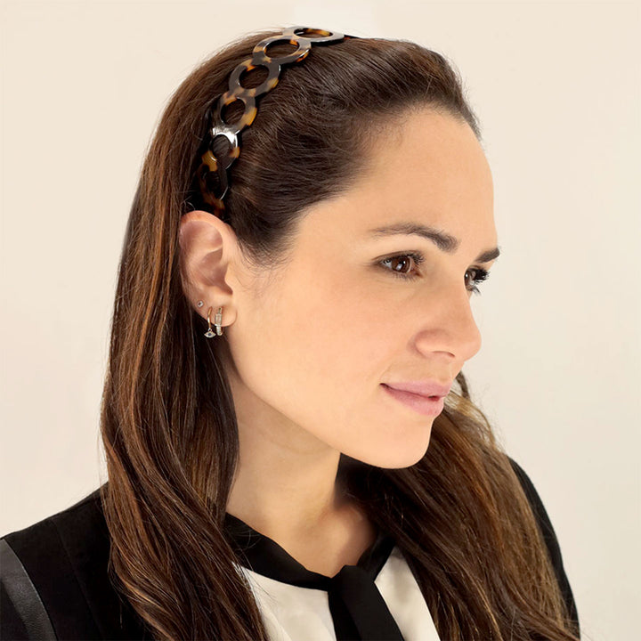 Frisur mit breiten, schwarzen, bernsteinfarbigen Haarreif Paris mit Ringreihe