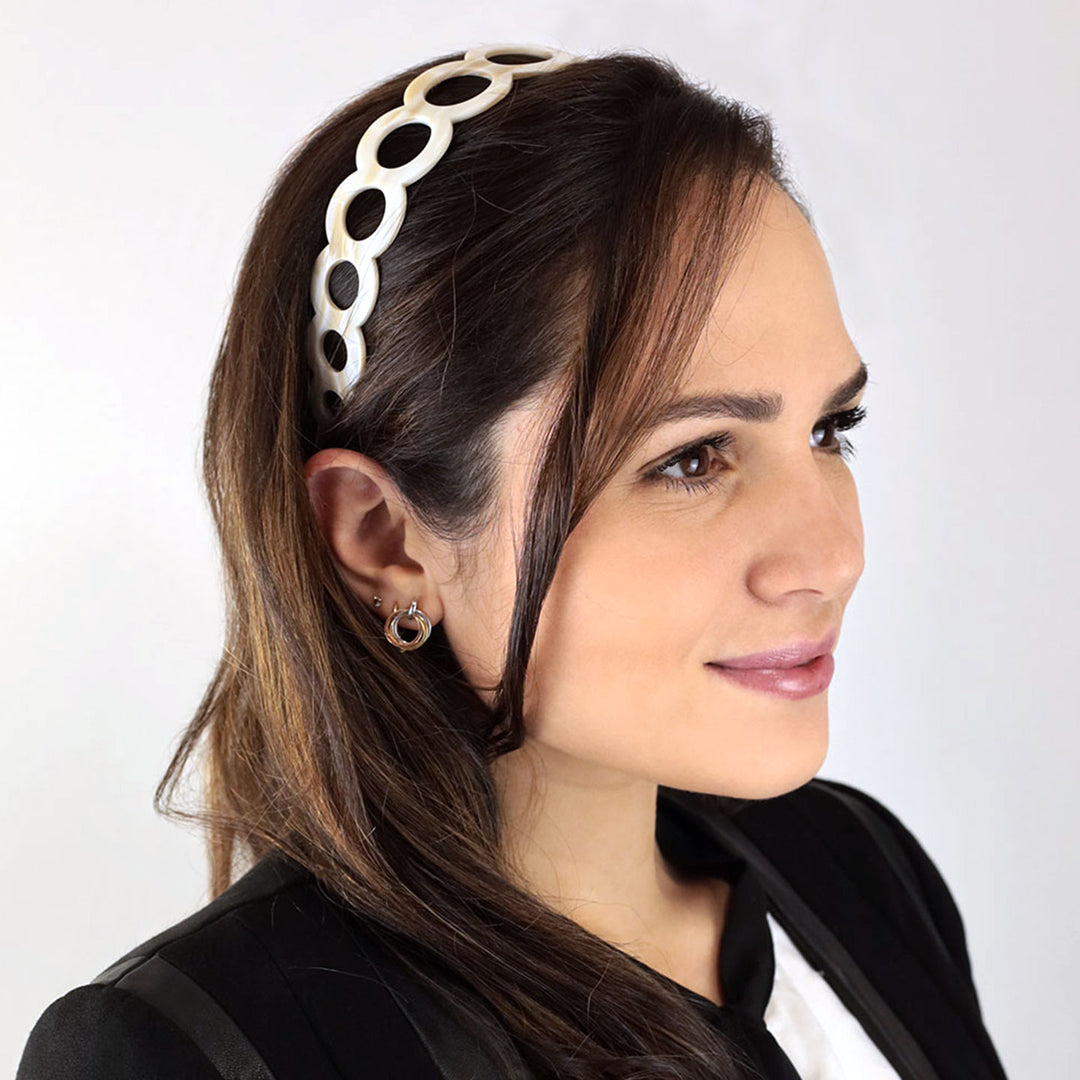 Frisur mit breiten, beigen Haarreif Recife mit Ringreihe