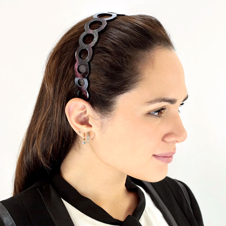 Frisur mit breiten, schwarz-lila Haarreif Tokio mit Ringreihe