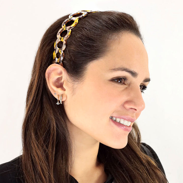 Frisur mit breiten, gelb-braunen Haarreif Taipeh mit Ringreihe